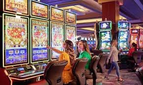 Giao diện Live Casino mượt mà trên pkwin với dealer chuyên nghiệp